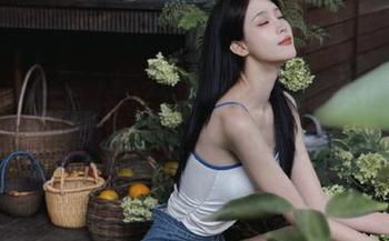 感受Joyce Lin2x的摄影魔法，尽情享受多莉（原神）精美cos图包！.txt